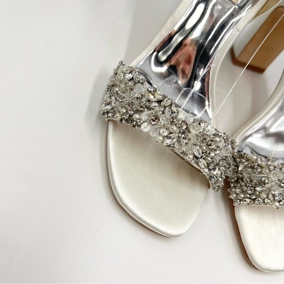 Badgley Mischka Size 6.5 White Satin Floral‎ Jeweled Dress Sandals Heels Shoes - Picture 5 of 14
